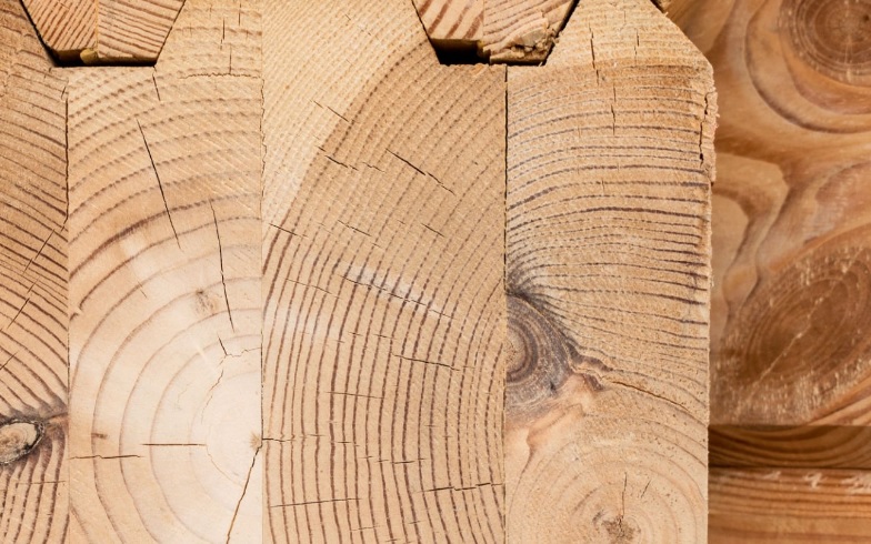 Jak przechowywać i aklimatyzować klejonkę sosnową przed obróbką, aby zachowała stabilność?