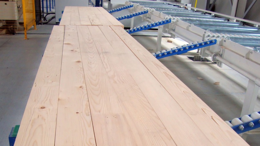 Jakie warunki temperatury i wilgotności są optymalne, jeśli w warsztacie czeka klejonka sosnowa na obróbkę?