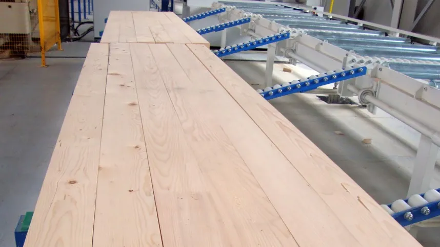 Jakie warunki temperatury i wilgotności są optymalne, jeśli w warsztacie czeka klejonka sosnowa na obróbkę?