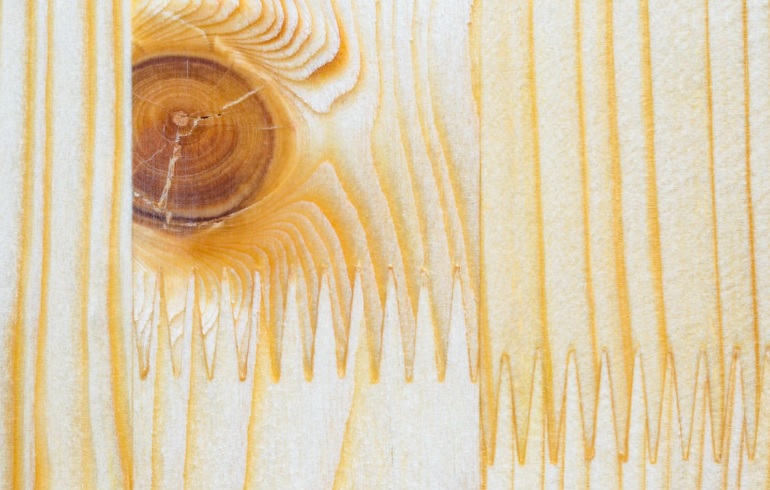 Po czym poznać, że klejonka sosnowa nie jest jeszcze ustabilizowana i obróbka skończy się paczeniem?